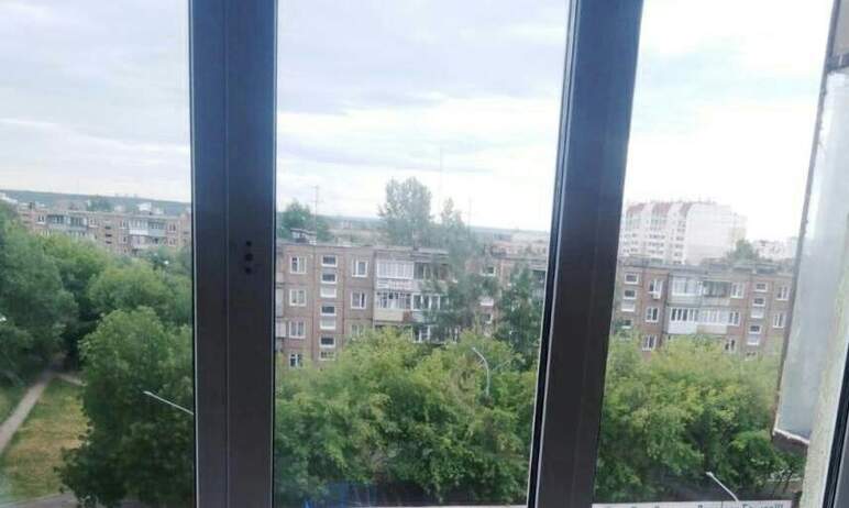 В Челябинске прохожие заметили стоящего на карнизе четвертого этажа маленького ребенка и быстро в