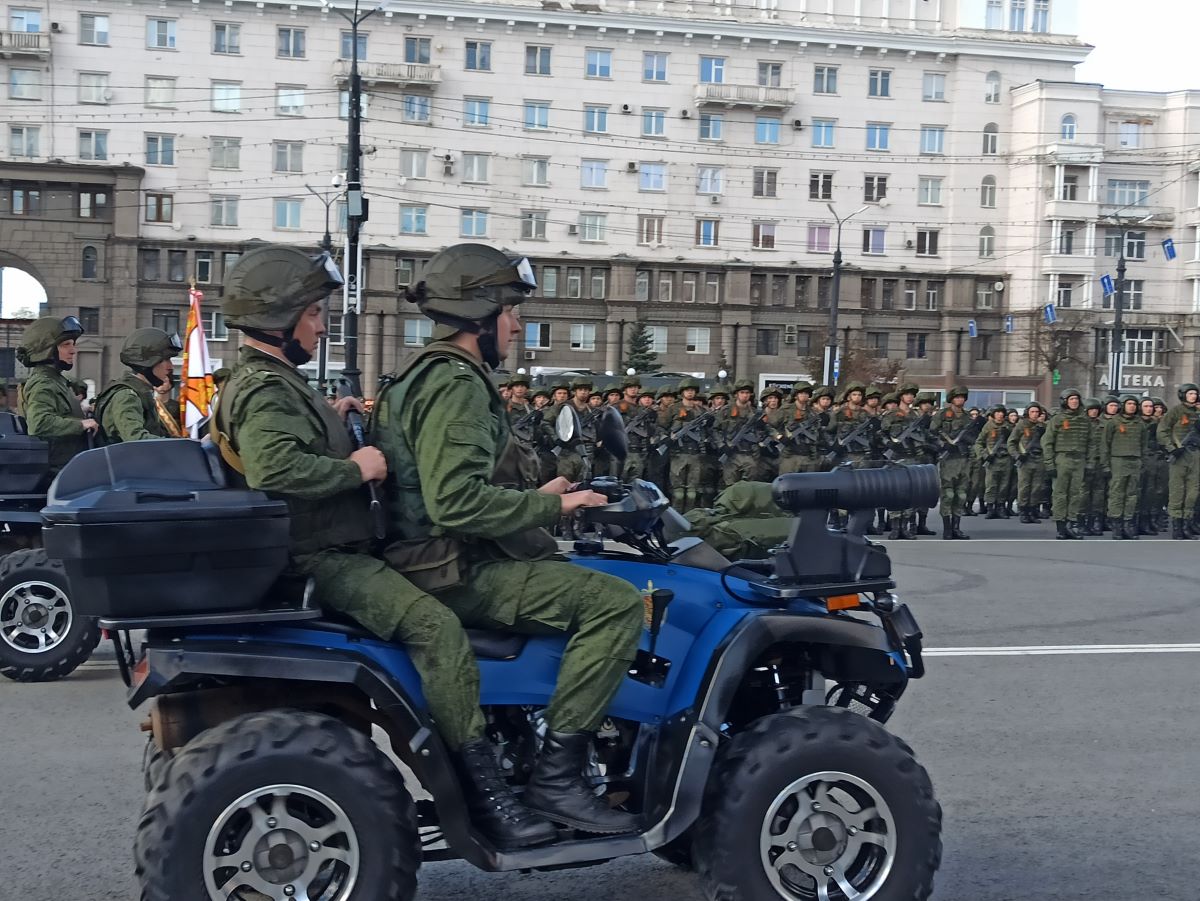 Челябинск военное. Парад в Челябинске 9 мая 2021. Парад Победы Челябинск. Военная техника в день Победы в Челябинске 2021 года. Военные машины на параде 9 мая в Челябинске.