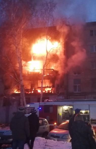 В результате взрыва в жилом доме Магнитогорска погибли женщина и 14-летний подросток. Двое детей 