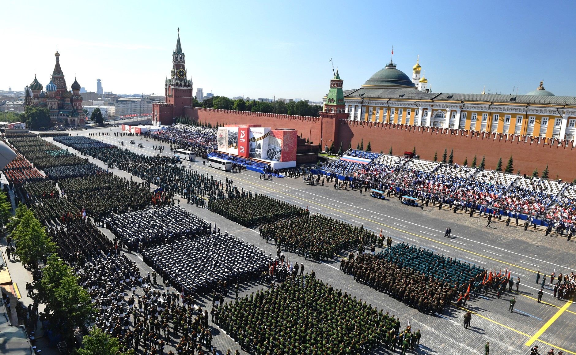 Женский полк на параде победы