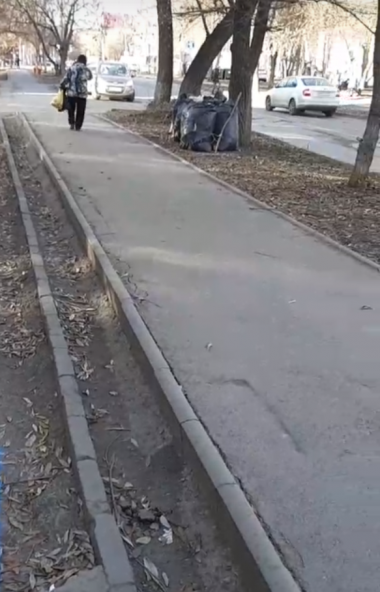 Тротуар в Ленинском районе Челябинска превратили в преграду для пешеходов. Об «удивительном» реше