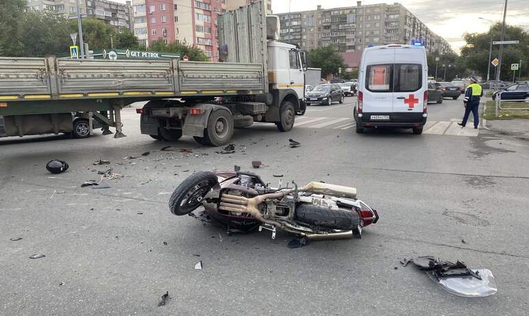 В Челябинске водитель мотоцикла «Ямаха» залетел под МАЗ. По предварительным данным, лихач вылетел