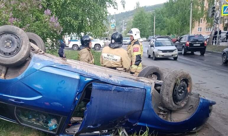 В Усть-Катаве (Челябинская область) на улице Комсомольской произошло ДТП с переворотом на кр