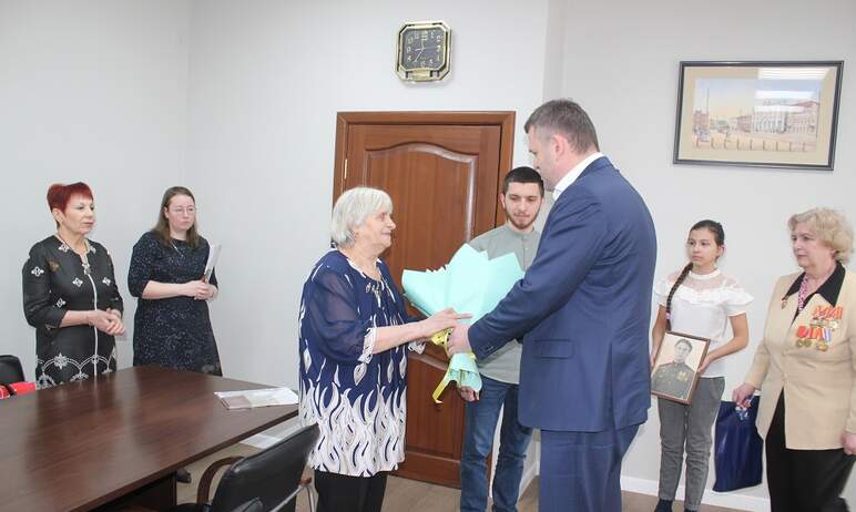 Жительнице Челябинска Галине Кошмар торжественно вручили удостоверение 