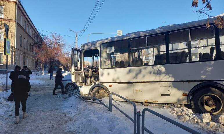 В Челябинске водитель маршрутного такси сбил женщину, переходившую дорогу по «зебре». От полученн