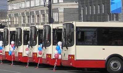 Автобусы маршрутов №18 (железнодорожный вокзал – улица Чичерина), № 64 (железнодорожный вокзал - 