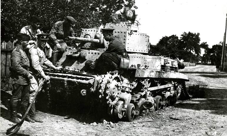 Девятого мая 1943 года состоялись проводы на фронт бойцов Уральского добровольческого танкового к
