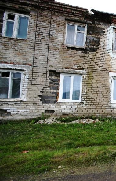 Глава Челябинской области Алексей Текслер поручил специальной комиссии провести осмотр аварийных 