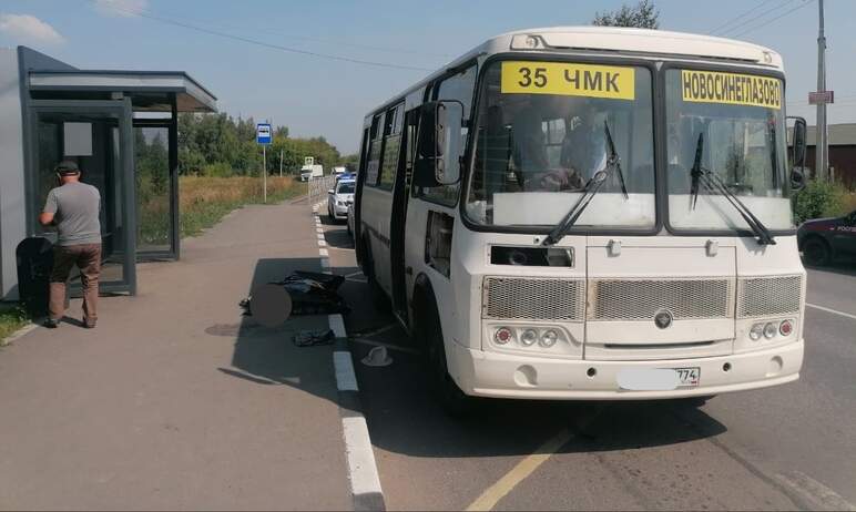 В Челябинске водитель маршрутного такси задавил пассажирку, которая на остановке выходила из сало