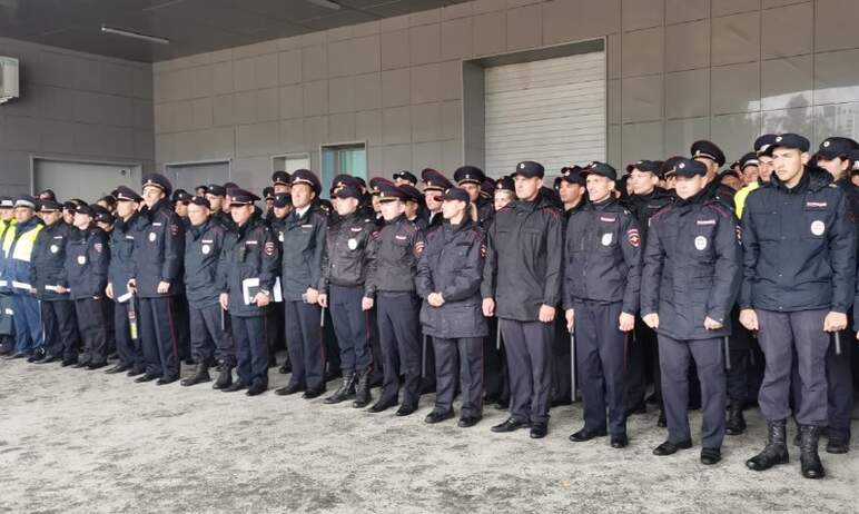 Челябинск отмечает свой 287-й день рождения под защитой полицейских, обеспечивающих правопорядок 