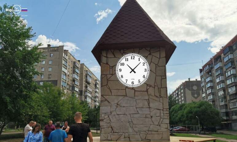 На башне челябинского сквера, 
