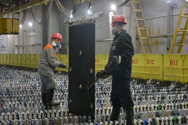 В цехе комплекса электролиза цинка Челябинского цинкового завода, входящего в состав холдинга Ура