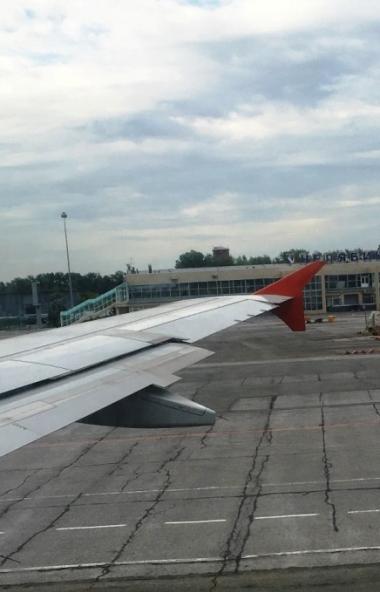 В аэропорту Челябинска трап для высадки пассажиров повредил воздушное судно. Уральским следственн