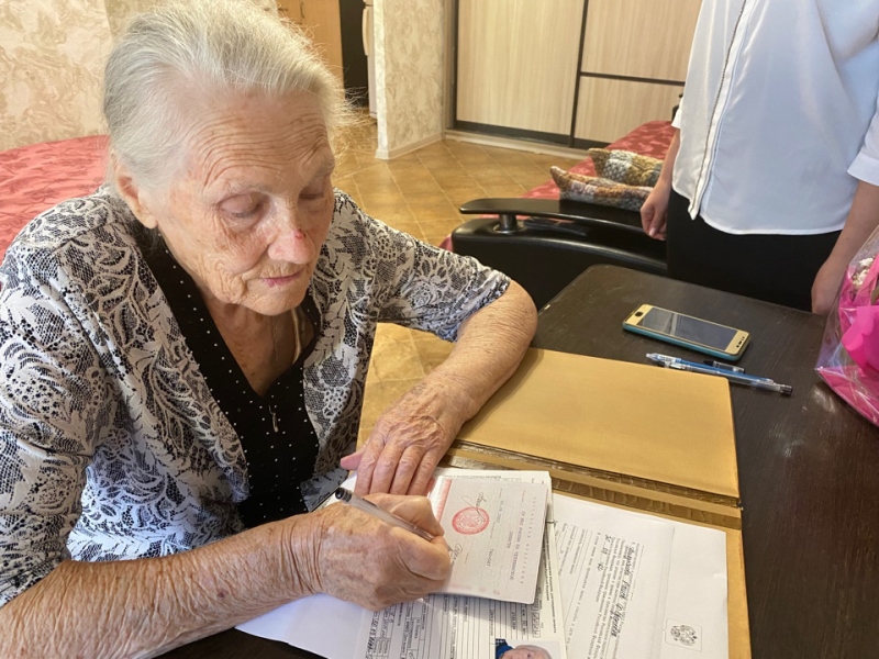 Челябинские полицейские вручили паспорт Российской Федерации83-летней женщине