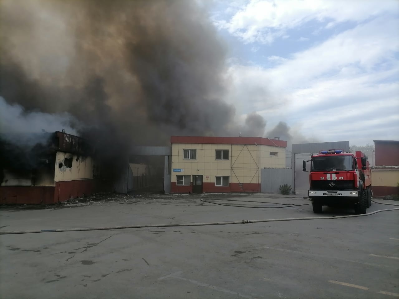 Пожар на ЧЭМК. Пожар Челябинск 2021. Пожар в Челябинске сегодня. Зелёный рынок Челябинск пожар.