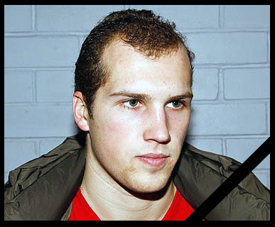 Гражданская панихида проходила с 10 до 14 часов. В фойе ледовой арены «Металлург» был установлен 