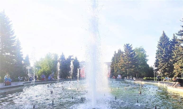 Главный фонтан Челябинска – на площади Революции – освободили от зимних «оков».

О раско