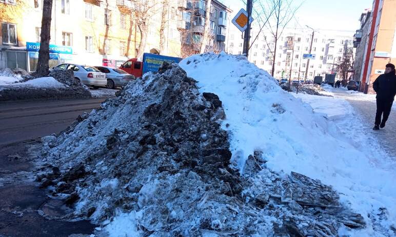 Челябинцы возмущаются, что коммунальщики не вывозят снег с внутридворовых территорий.

Г
