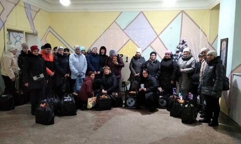 В Ясиноватой, подшефном городе Челябинской области, жители тоже получают подарки в канун Нового г