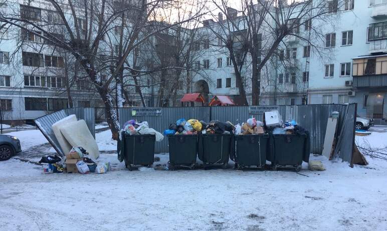 В Челябинске мусор с контейнерных площадок своевременно не вывозится по вине автомобилей, блокиру