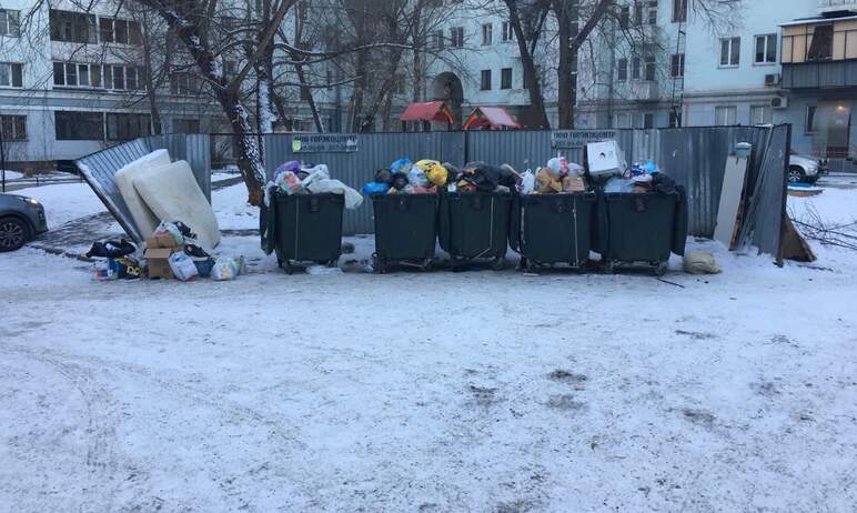 В Челябинской области сегодня, первого декабря, мусоровозы из-за гололеда не смогли вовремя выйти