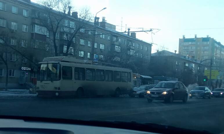 В Челябинске сегодня утром, третьего ноября, водитель легковушки сбил водителя троллейбуса, котор