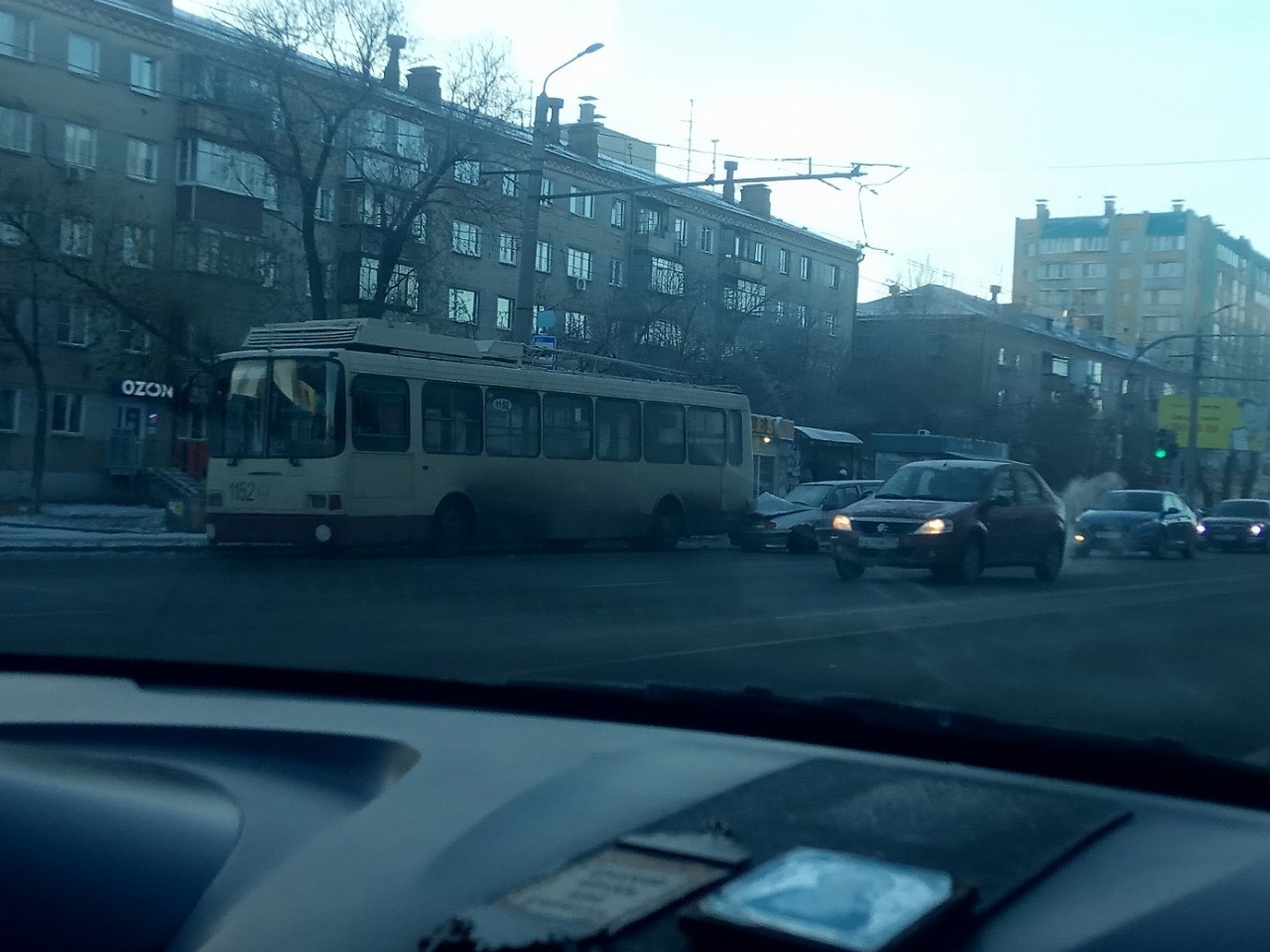 В Челябинске автомобилист на летней резине сбил водителя троллейбуса |  03.11.2021 | Челябинск - БезФормата