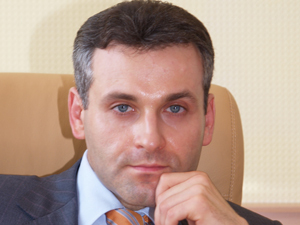 В соответствии с опубликованными на сайте Совфеда декларациями годовой доход Константина Цыбко со