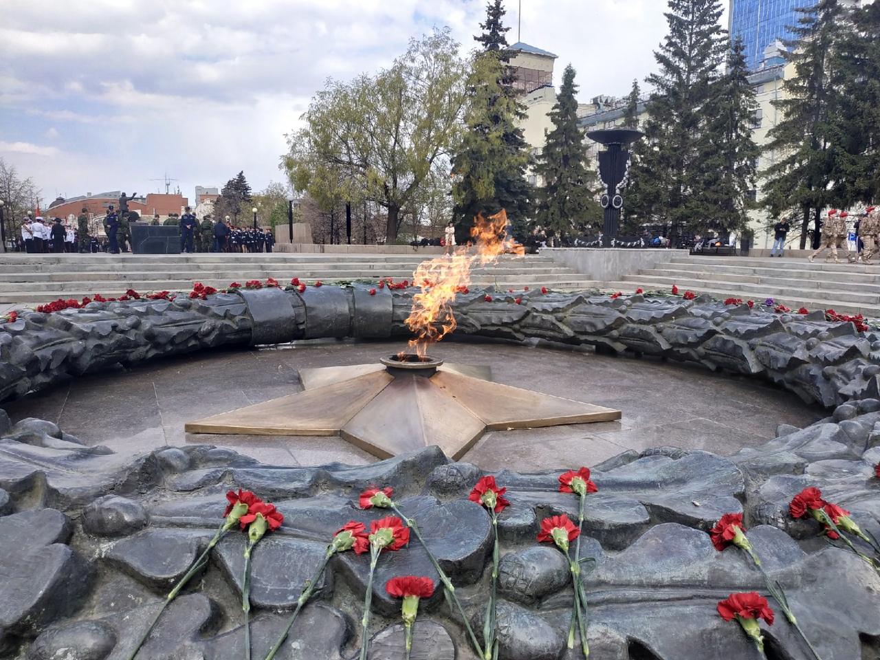 Память улиц. Вечный огонь Челябинск Челябинск Сити. Вечный огонь в Кирове. 9 Мая вечный огонь. Вечный огонь вечером.