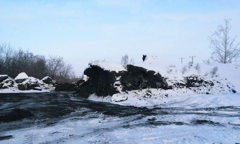 Минэкологии Челябинской области подтвердило факт загрязнения почвы в поселке Муслюмово черным вещ