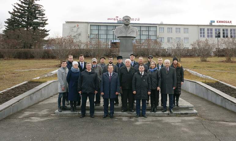 В Миассе (Челябинская область) сегодня, 25-го октября, почтили память первого руководителя констр
