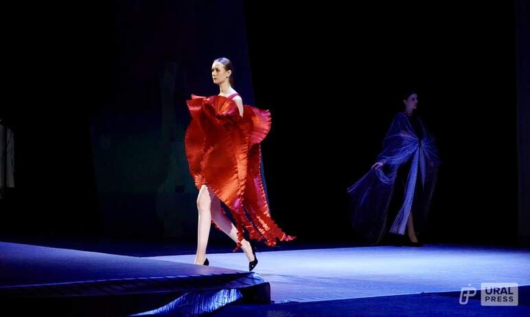 XXII фестиваль моды «Платье города 2022» прошел 31 марта в театре оперы и балета имени Глинки Чел