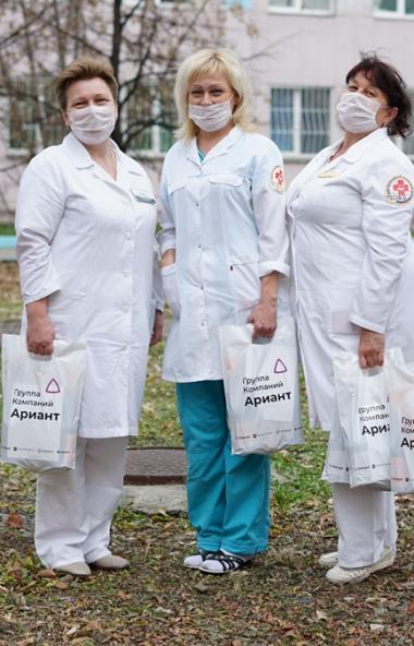 Группа компаний «Ариант» вручила около двух с половиной тысяч подарков работникам учреждений здра