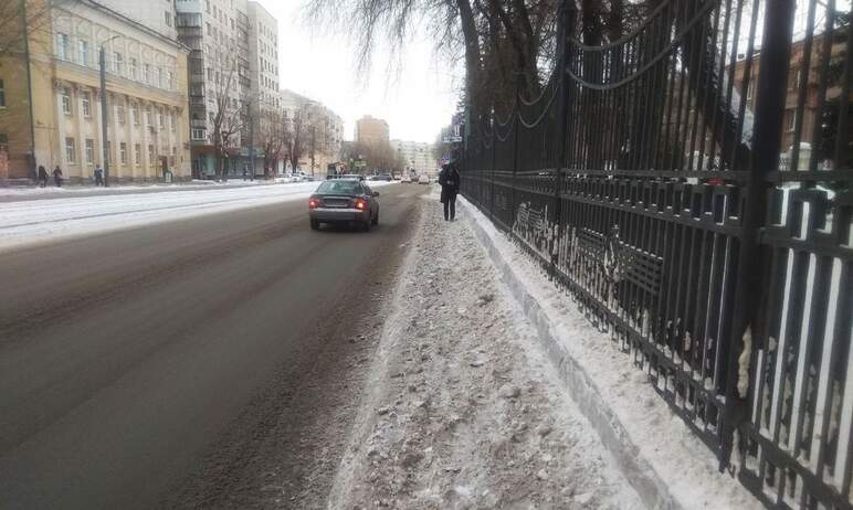 В Челябинске подрядчики с дорог отгребают снег к остановкам и заваливают им пешеходные дорожки.