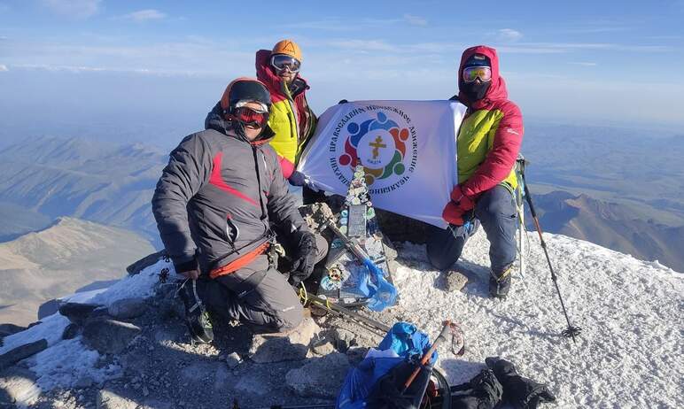 В составе группы альпинистов восхождение на Эльбрус - самую высокую гору России и Европы - соверш