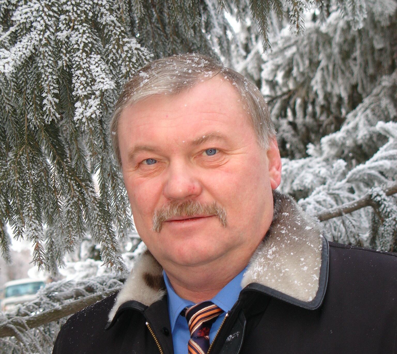 Валерий Чараев родился в Еманжелинске в 1960 году. По окончании факультета авиационных двигателей