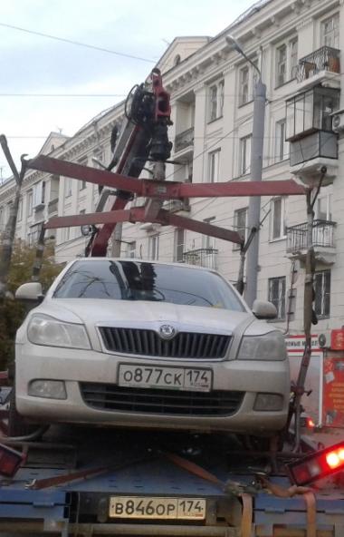 Челябинским автомобилистам запретили парковаться рядом с педагогическим университетом.

