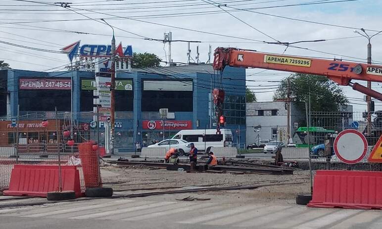 В Челябинске в связи с ремонтом участка теплотрассы продлено ограничение движения трамваев на пер