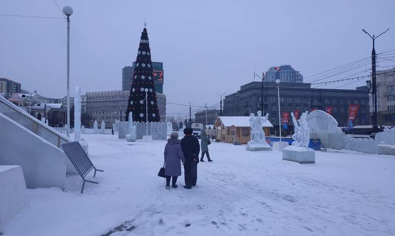 На площади Революции Челябинска начали возводить новогодний ледовый городок.

Как сообща