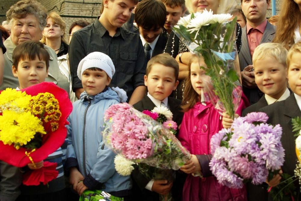 Дети в школу челябинск. Школа 1 Челябинск. Школа номер 51 Челябинск 1 сентября 2020. Школа в Челябинске 41 2020 год. 8 Школа Магнитогорск 1 сентября.