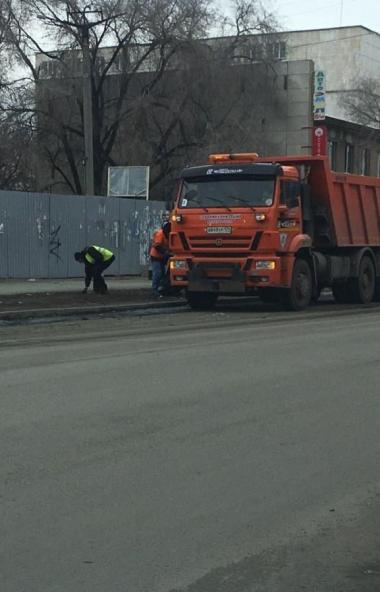 В Челябинске продолжаются уборка улиц и ямочный ремонт. В городе трудятся 244 дорожных рабочих, к