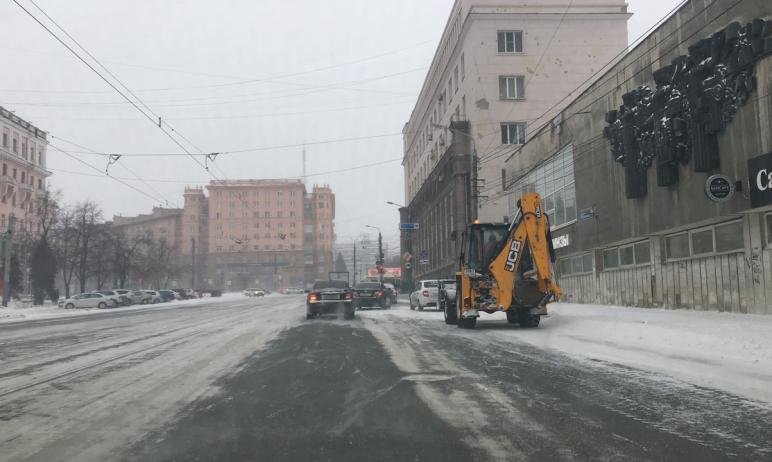 В Челябинске в настоящее время ведется работа по очистке трамвайных путей и стрелочных переводов.