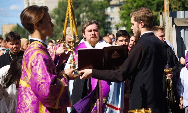 В воскресенье, 14 августа 2022 года, в Челябинске освятили колокола и кресты реконструируемого хр