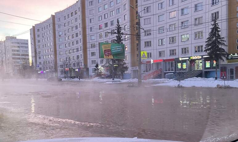 В Челябинске сегодня утром, 22 декабря, затопило Комсомольский проспект – здесь, в районе дома №9