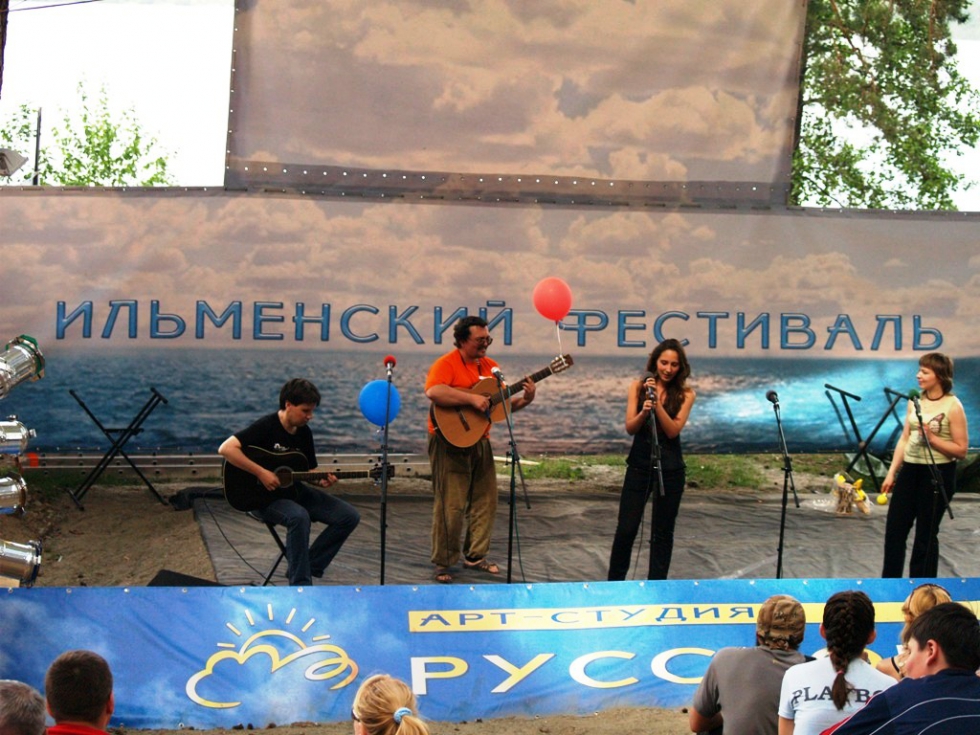 Праздник песни под открытым небом на берегу Ильменского озера по традиции будет продолжаться три 