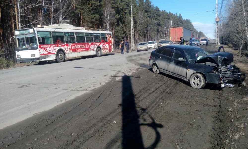 Коммунальная сводка миасс сегодня. Троллейбус Миасс. Пассажирский транспорт столкнулся легковушкой.