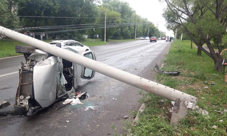В Челябинске водитель легковушки наехал на бордюр, после чего врезался в столб и опрокинул его.