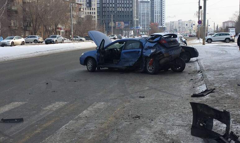 В Челябинске столкнулись две иномарки. В результате ДТП от одной из машин отлетел бампер и попал 
