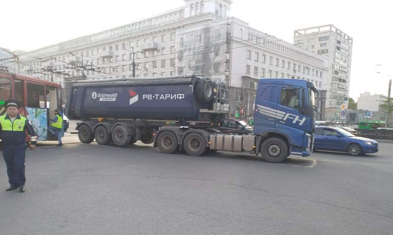 В Челябинске в столкновении с трамваем 16-го маршрута пострадали водитель и пассажир легкового ав