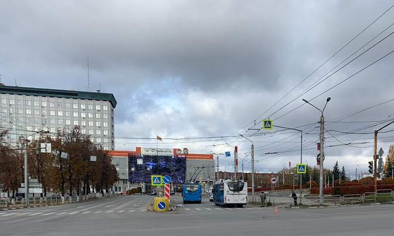 В Миассе (Челябинская область) на проезжей части не разъехались автомобиль «Урал» и троллейбус.&n